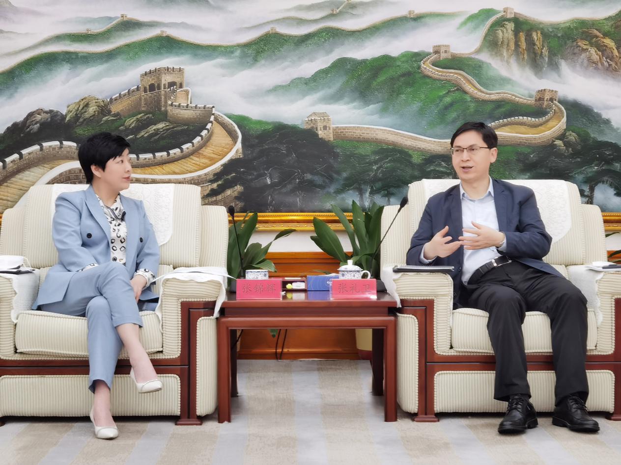 集团向导拜会龙岗区委区政府向导并座谈