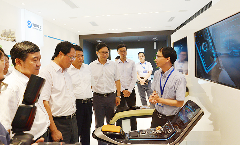 代省长车俊观摩腾博会官网电子最新中控台看法产品。 官网使用.jpg