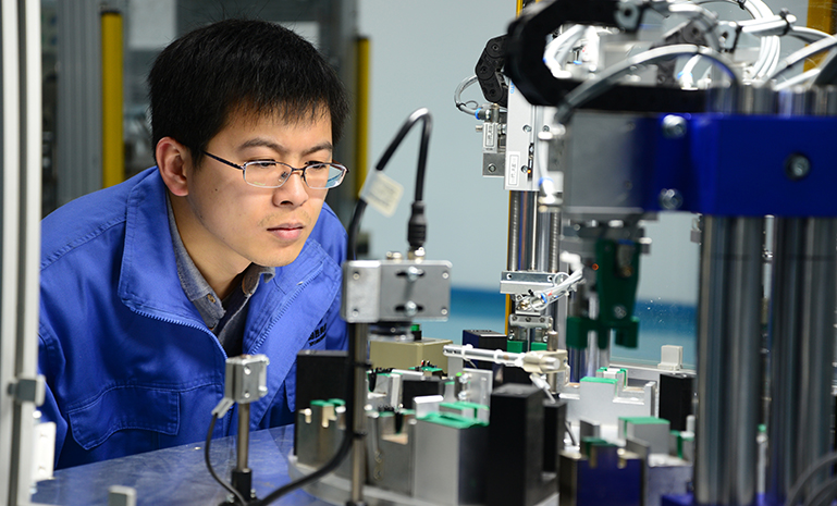 事情职员正在工业自动化及机械人系统集成产品开发中心调试某款产品的结构。。。 官网使用.jpg